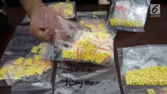 Barang bukti dalam rilis kasus peredaran obat tanpa izin di Polda Metro Jaya, Jakarta, Kamis (7/2). Subdit I Indag Dit Reskrimsus Polda Metro Jaya membekuk tujuh tersangka terkait kasus ini. (Liputan6.com/Herman Zakharia)