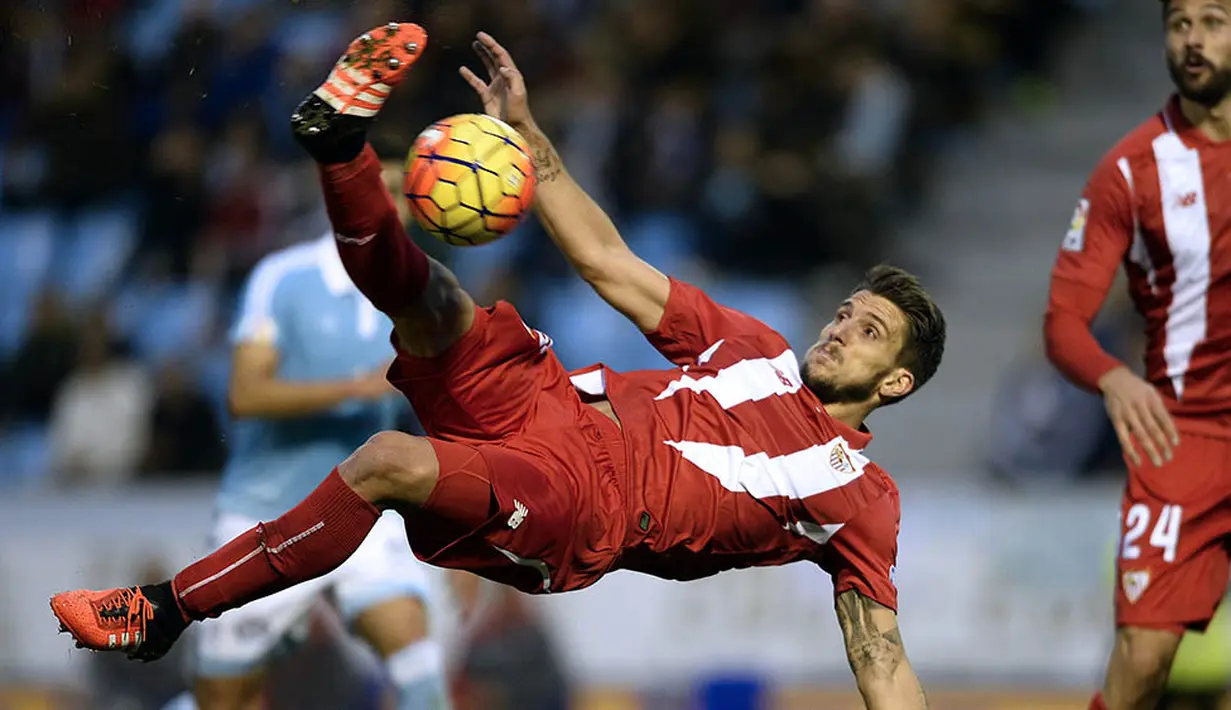 Gelandang Sevilla, Daniel Carrico, melakukan tendangan salto saat melawan Celta Vigo pada laga La Liga di Stadion Balaidos, Spanyol, Minggu (7/2/2016). Kedua tim bermain imbang 1-1. (AFP/Miguel Riopa)