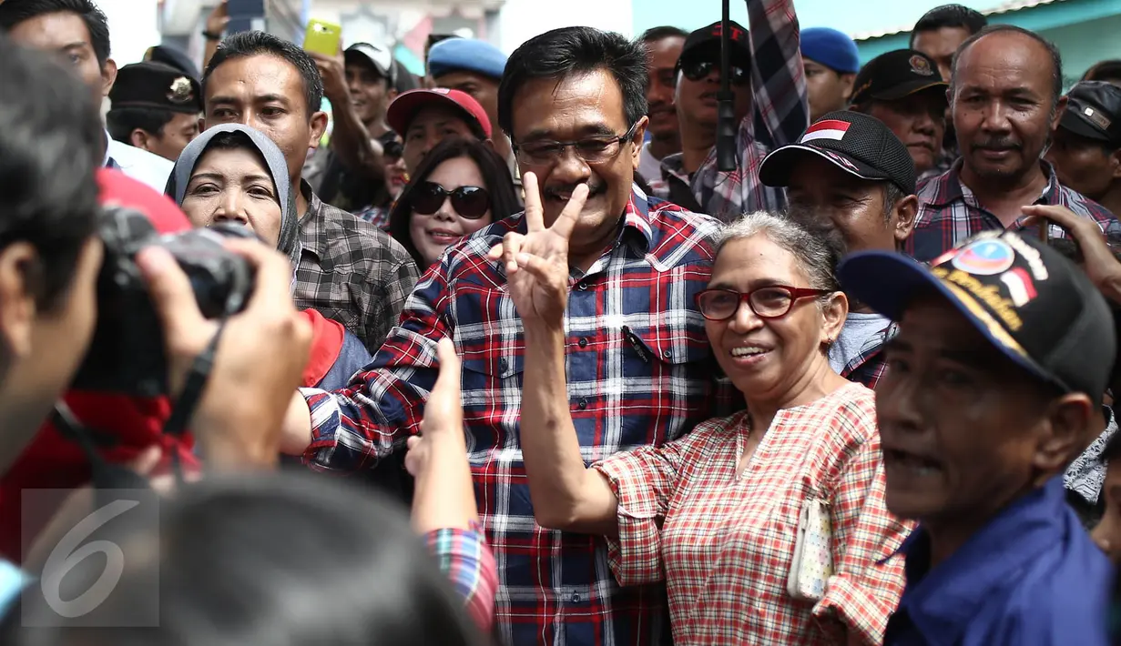 Cawagub DKI Jakarta, Djarot Saiful Hidayat saat tiba mengunjungi warga Kampung Makasar, Jakarta, Kamis (8/12). Dengan disambut warga dan anak-anak Djarot menyusuri Jalan Kerja Bakti yang menjadi lokasi blusukan-nya. (Liputan6.com/Faizal Fanani)