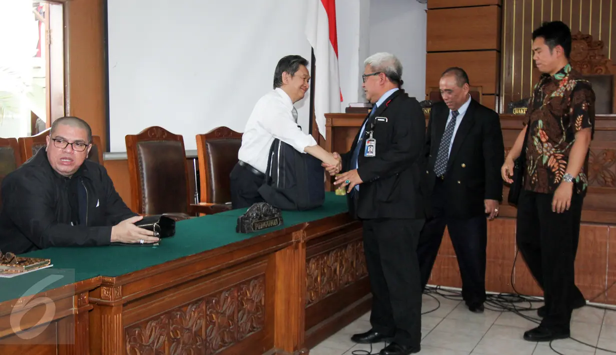 Kuasa hukum KPK menyalami kuasa hukum Irman Gusman usai putusan sidang praperadilan di PN Jakarta Selatan, Rabu (2/11). Dalam sidang putusan, hakim tunggal I Wayan Karya menolak seluruh permohonan praperadilan Irman Gusman. (Liputan6.com/Yoppy Renato)