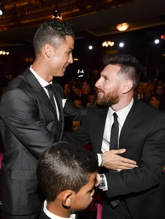 Sebagai rival, keduanya selalu mencoba fair saat di luar lapangan. Ronaldo mengakui bahwa rivalitasnya dan Messi sangat memotivasinya untuk terus berikan yang terbaik. Kini keduanya sedang berupaya mendapatkan gelar Piala Dunia 2022. (AFP/Ben Stansall)