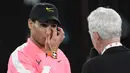 Petenis Spanyol, Rafael Nadal berekasi ketika berbicara tentang Kobe Bryant pada akhir babak keempat Australia Terbuka 2020 di Melbourne, Senin (27/1/2020).  Para petenis yang meramaikan Australia Terbuka turut berbelasungkawa atas kepergian legenda basket NBA Kobe Bryant. (Saeed KHAN/AFP)