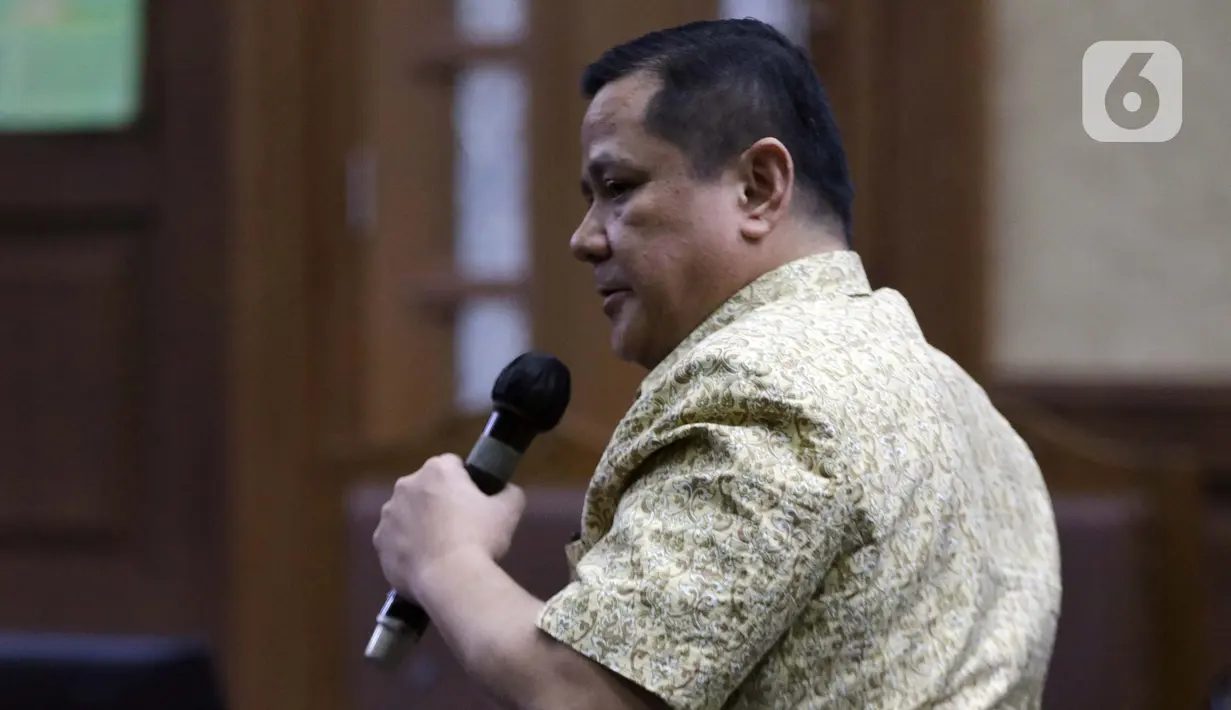 Terdakwa kasus suap penghapusan red notice Djoko Tjandra, Irjen (Pol) Napoleon Bonaparte saat menjalani sidang pembacaan putusan di Pengadilan Tipikor, Jakarta, Rabu (10/3/2021). Majelis Hakim memvonis terdakwa empat tahun penjara dan denda Rp100 juta. (Liputan6.com/Helmi Fithriansyah)