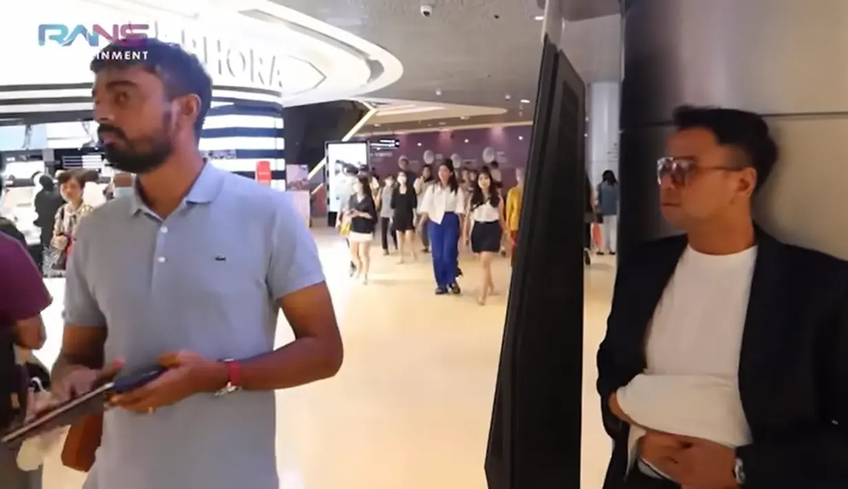 Sebelum ketemu, pria dua orang anak itu bersembuyi di tiang. Dalam video yang diunggah di kanal Youtube-nya, terdengar suara Rayyanza yang terus memanggil-manggil Papa. [Youtube/Rans Entertainment]