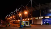 Petugas berjaga di luar Stadion King Power setelah helikopter milik pemilik Leicester City Football Club Vichai Srivaddhanaprabha jatuh dan terbakar di tempat parkir, Inggris (27/10). (Joe Giddens/PA via AP)