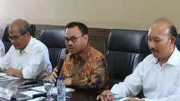 Menteri ESDM Sudirman Said (tengah) memberikan keterangan pers di Kantor Kementerian ESDM, Jakarta, (24/3). Hal ini menyusul kesediaan perusahaan Jepang itu melanjutkan pengembangan proyek regasifikasi Blok Masela di darat. (Liputan6.com/Angga Yuniar)