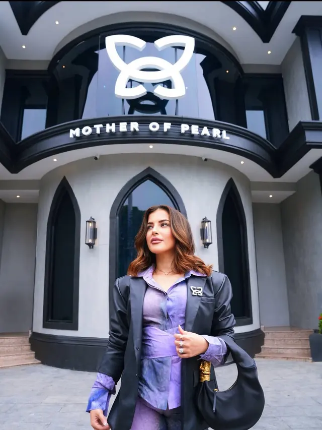 Gaya Lady Boss Tasya Farasya di Kantor Baru MOP yang Fairy, Tampil Bold dengan Setelan Ungu dan Tas Rp98 Jutaan