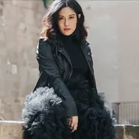 Dian Sastro Merokok saat pesta ulang tahun yang ke 36.