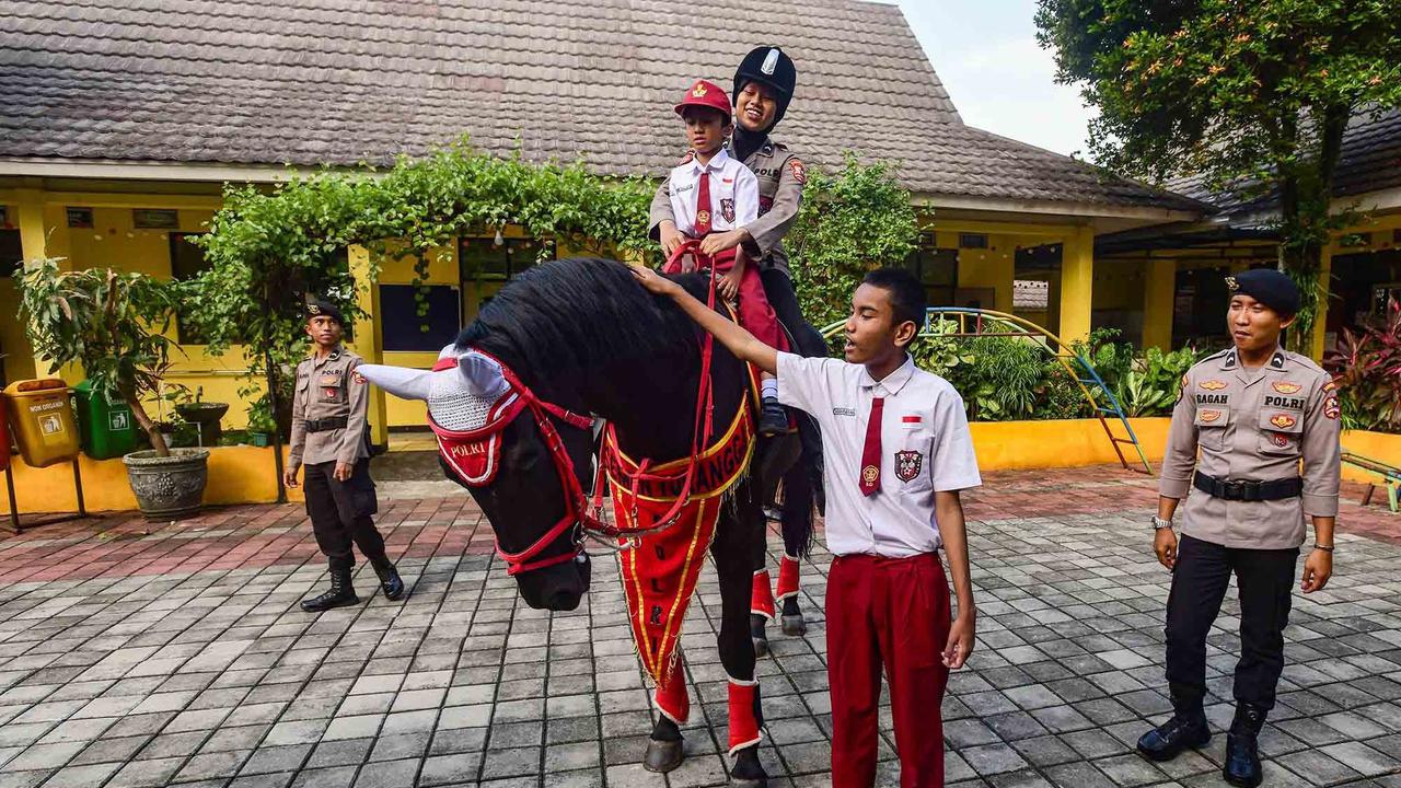 FOTO: Semangat Murid SLB Belajar Bersama Anjing K-9 Mabes Polri