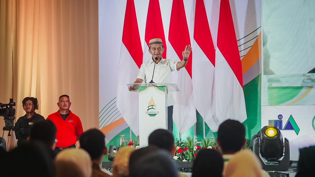 Menteri Investasi/BKPM Bahlil Lahadalia menyampaikan, saat ini pemerintah Indonesia juga tengah mendorong PTFI untuk membangun smelter di Timika, Papua Tengah dekat dengan tambang Freeport.