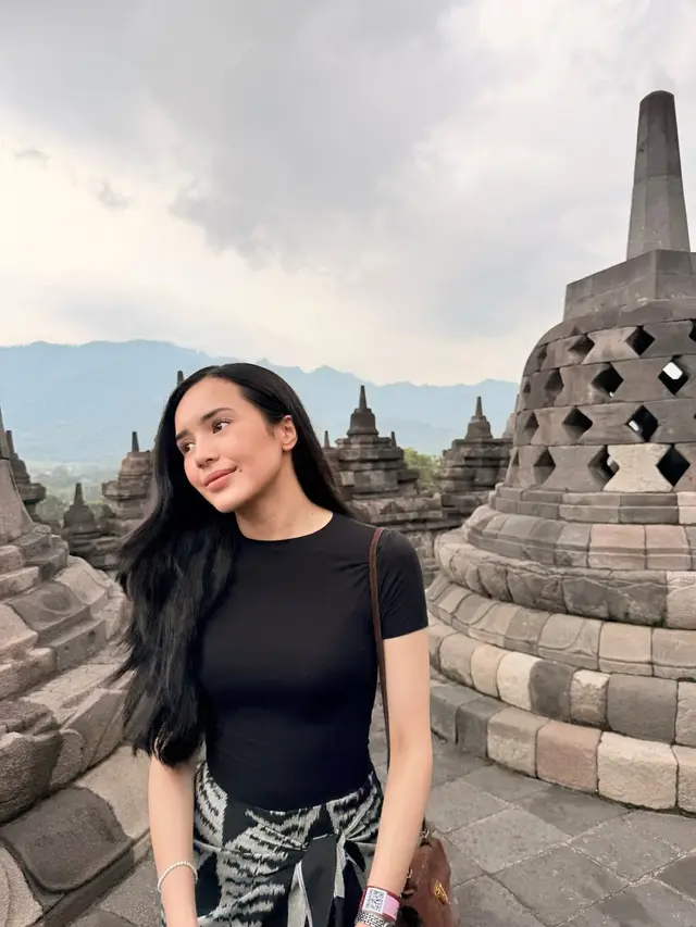 Main ke Candi Borobudur, Gaya Beby Tsabina dalam Rok Wastra Ini Anggun Banget dan Cocok Jadi Inspirasi Liburan