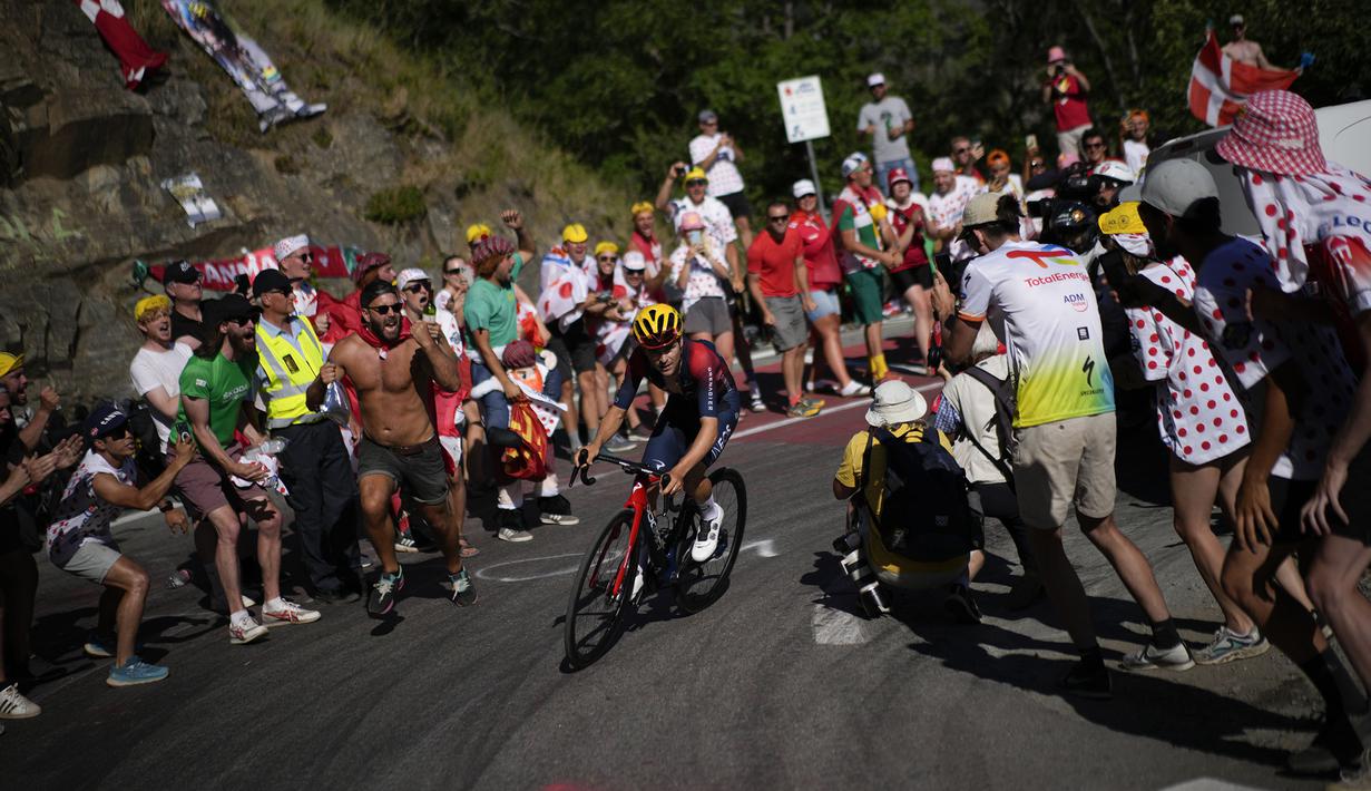 Pebalap tim Ineos Grenadiers, Thomas Pidcock melepaskan diri dari rombongan saat Stage 12 Tour de France 2022 yang menempuh rute sepanjang 165,1 km dari Briancon hingga L'Alpe-d'Huez, di Pegunungan Alpen, Prancis, Jumat (14/07/2022). (AP/Thibault Camus)