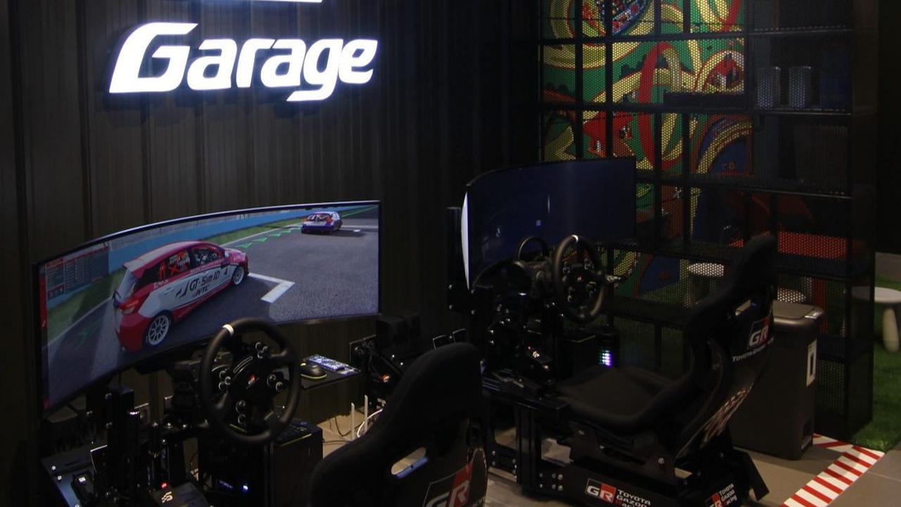 Lantai 2 GR Garage sebagai area lifestyle racing. Di lantai ini terdapat berbagai fasilitas bagi motorsport enthusiast untuk berkumpul seperti café dan lounge, serta race simulator.&nbsp;