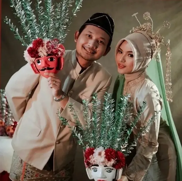 Mahfud MD ngunduh mantu, ini 10 potret resepsi Royhan Akbar dan Zahwa Nadhira pakai adat Betawi