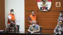 <p>Tersangka kasus dugaan korupsi pengadaan tanah pembangunan SMKN 7 Tangerang Selatan Agus Kartono (belakang tengah) dan Farid Nurdiansyah (belakang kiri) usai menjalani pemeriksaan di Gedung Merah Putih KPK, Jakarta, Selasa (26/4/2022). KPK menahan dua pihak swasta sebagai tersangka kasus dugaan korupsi pengadaan tanah untuk pembangunan SMKN 7 Tangerang Selatan. (Liputan6.com/Faizal Fanani)</p>