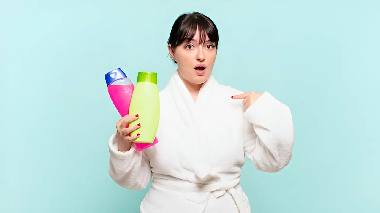 Seorang perempuan memakai handuk sedang memegang dua botol sampo (Foto Dok: Freepik/kues1)