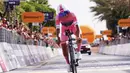 Hasil tersebut membuat klasemen klasifikasi umum (GC) semakin memanas. Eulalio sebagai pemegang jersey pink kini hanya berjarak 27 detik dari Jonas Vingegaard. (AP Photo/LaPresse/Gian Mattia D'Alberto)