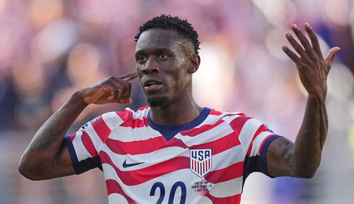 Pemain Amerika Serikat Folarin Balogun melakukan selebrasi aksi setelah mencetak gol pertama timnya selama pertandingan sepak bola babak 32 besar Piala Dunia antara Amerika Serikat dan Bosnia di Santa Clara, California, dekat San Francisco, Rabu, (01/07/2026). (AP Photo/Julio Cortez)