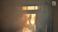 Petugas melakukan fogging nyamuk demam berdarah dengue (DBD) di salah satu rumah warga RW 01, Kelurahan Cipinang, Jakarta, Minggu (10/3). Fogging dilakukan setelah beberapa warga di permukiman tersebut terkena DBD. (merdeka.com/Iqbal Nugroho)