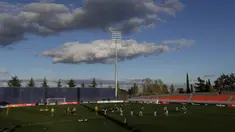 Para pemain Atletico Madrid melakukan pemanasan saat mengikuti latihan tim di Majadahonda, pinggiran Madrid, Spanyol, Senin (26/10/2020). Atletico Madrid akan bertanding melawan Salzburg pada grup A Liga Champions. (AP Photo/Manu Fernandez)