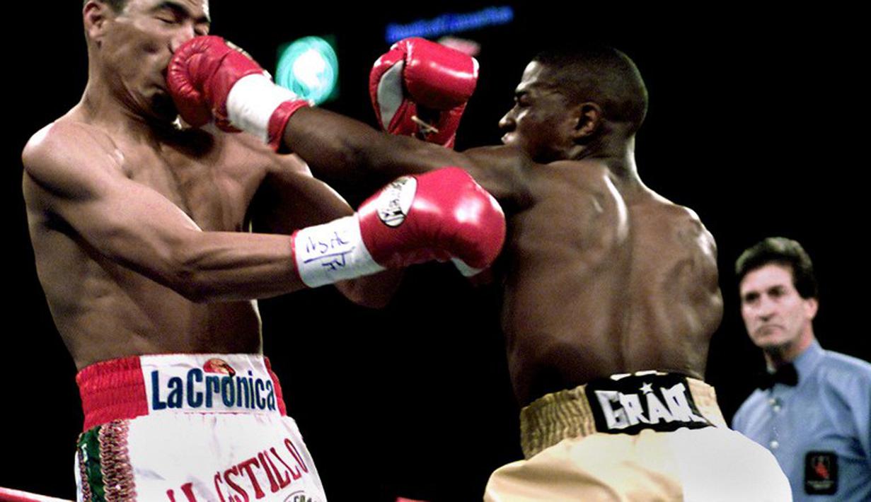 Floyd Mayweather Jr. saat mengalahkan Jose Luis Castillo untuk merebut gelar juara dunia Kelas Ringan WBC. 20 April 2002. (AFP)
