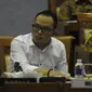 Menteri Ketenagakerjaan M Hanif Dhakiri mengikuti rapat kerja dengan Komisi IX DPR RI dan BNP2TKI di ruang rapat Komisi IX di DPR RI, Senayan, Jakarta, Kamis (22/1/2015). (Liputan6.com/Andrian M Tunay)