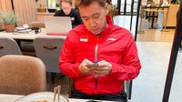 Pemain Indonesia, Marcus Fernaldi Indonesia, menikmati makan dengan menu ala Tanah Air yang dikirim KBRI di Finlandia, menjelang Piala Sudirman 2021, Jumat (24/9/2021). (PBSI)