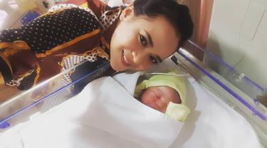 Sheza Idris Lahirkan Anak Pertama