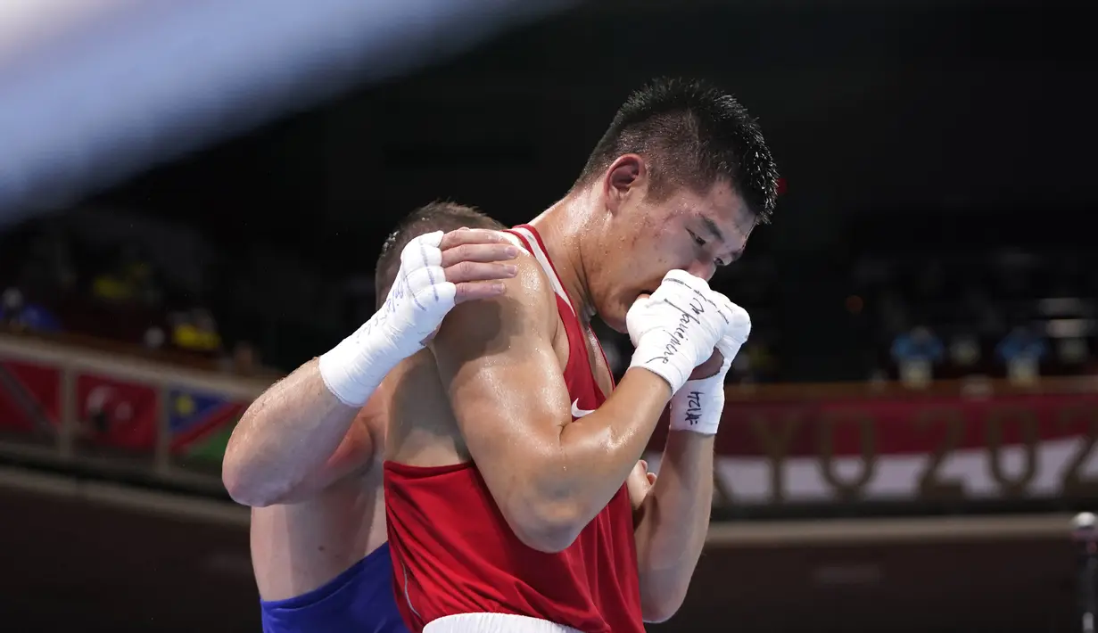Atlet Komite Olimpiade Rusia Imam Khataev menghibur atlet Kazakhstan Bekzad Nurdauletov setelah mengalahkan mantan juara tinju kelas berat ringan 81 kg putra itu pada Olimpiade Tokyo 2020 di Tokyo, Jepang, 28 Juli 2021. (AP Photo/Frank Franklin II, Pool)