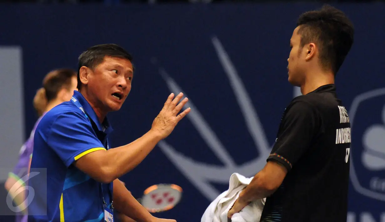 Pebulutangkis tunggal putera Indonesia, Anthony S Ginting (kanan) menyimak arahan pelatihnya saat laga melawan Jan O Jorgensen (Denmark) di BCA Indonesia Open 2016, Istora Senayan Jakarta, Rabu (1/6/2016). (Liputan6.com/Helmi Fithriansyah)