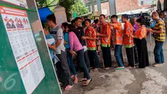  Sejumlah penyandang disabilitas berjalan memasuki TPS 07 Kelurahan Cawang untuk menggunakan hak pilih pada Pilkada Gubernur dan Wakil Gubernur DKI Jakarta Tahun 2017 di Jakarta, Rabu (15/2). (Liputan6.com/Gempur M Surya)