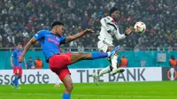 Mainoo benar-benar memanfaatkan betul kesempatan starter yang diberikan Ruben Amorim kepadanya kali ini. Pemain 19 tahun tampil impresif di sepanjang laga. (AP Photo/Andreea Alexandru)