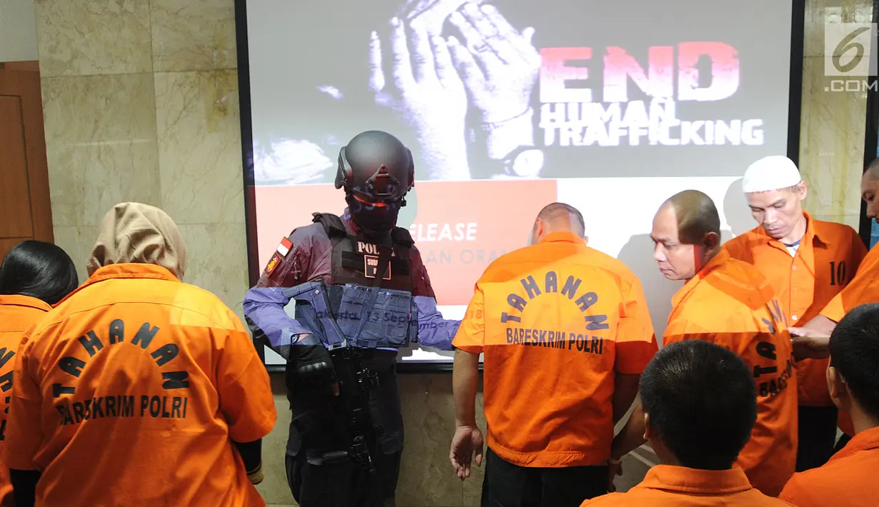 Polisi menggiring tersangka perdagangan manusia (human trafficking) atas korban Enti Sutini di Bareskrim Mabes POLRI, Jakarta (13/9). Polisi membekuk lima tersangka dalam kasus perdagangan wanita berusia 16 tahun tersebut. (Merdeka.com/Arie Basuki)