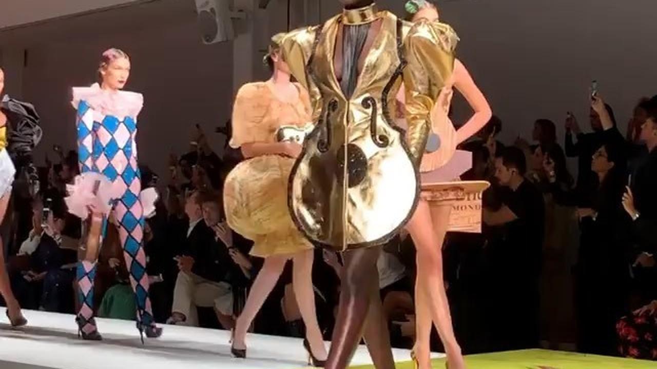 6 Koleksi Baju Unik Moschino di Milan Fashion Week 2019
