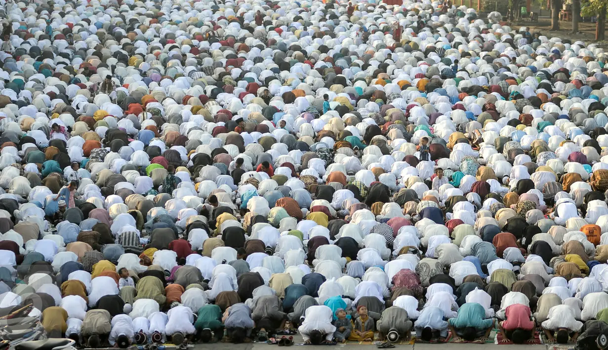 Ribuan umat muslim bersujud saat  salat Idul Fitri di kawasan Jatinegara, Jakarta, Rabu (6/7). Ruas Jalan Jatinegara Barat disulap menjadi tempat pelaksanaan salat. (Liputan6.com/Yoppy Renato)