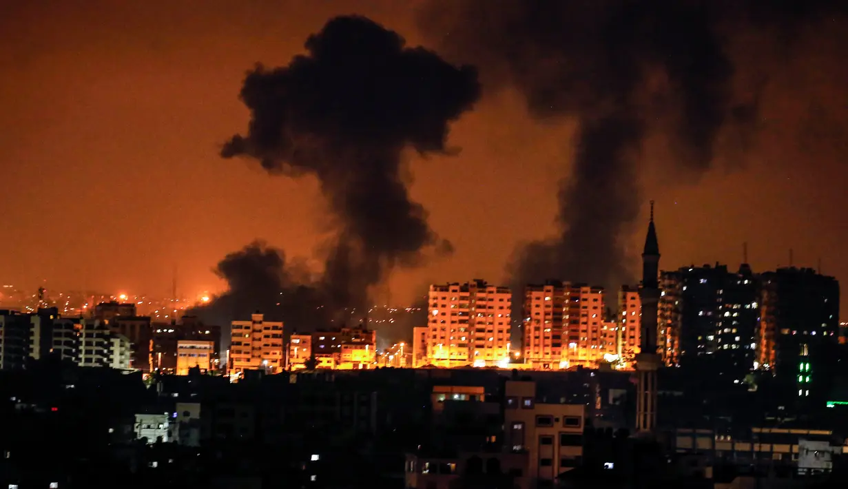 Kepulan asap terlihat membumbung dari Gaza City menyusul serangan udara Israel, Rabu (8/8). Sirene dibunyikan di beberapa daerah dekat perbatasan dengan Gaza, memperingatkan warga untuk mencari tempat perlindungan segera. (MAHMUD HAMS/AFP)
