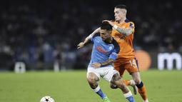 Penyerang Napoli, Matteo Politano membawa bola dari kawalan pemain Rangers, Ryan Kent pada pertandingan lanjutan Grup A Liga Champions di stadion Diego Armando Maradona di Naples, Italia, Rabu, 26 Oktober 2022. Napoli menang atas Rangers 3-0. (Alessandro Garofalo/LaPresse via AP)