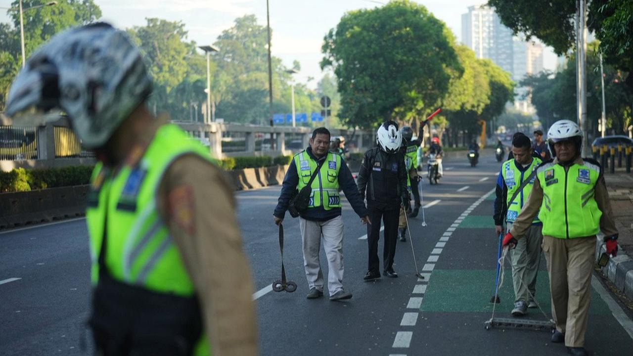 Aksi Tim Saber bersihkan paku di jalanan Jakarta