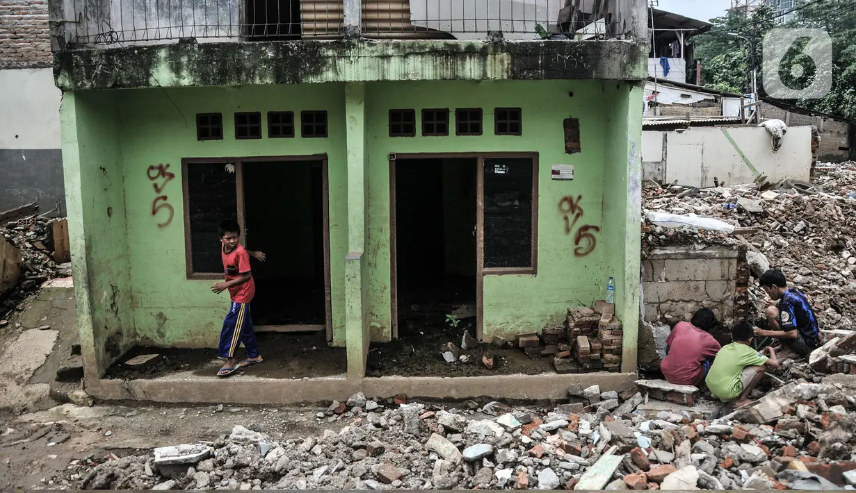Anak-anak bermain di lokasi pembebasan lahan untuk proyek Normalisasi Ciliwung di Rawajati, Jakarta Selatan, Rabu (9/11/2022). Program normalisasi dikerjakan oleh Pemprov DKI bekerja sama dengan Kementerian PUPR dengan target cakupan normalisasi Sungai Ciliwung mencapai panjang 33 kilometer, terbentang dari Jembatan Jalan TB Simatupang hingga Pintu Air Manggarai. (merdeka.com/Iqbal S Nugroho)