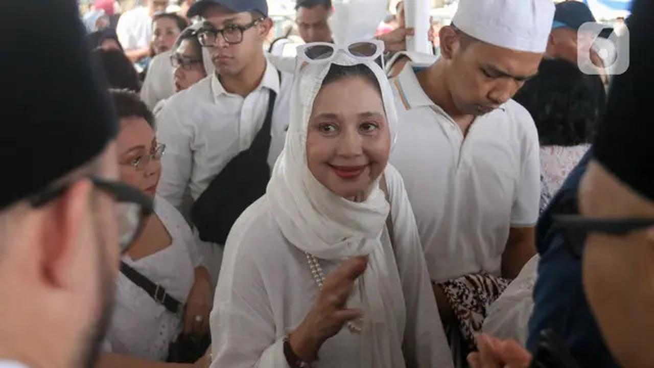 Sejumlah Pesohor Hadiri Prosesi Pemakaman Penyanyi dan Artis Legendaris Titiek Puspa