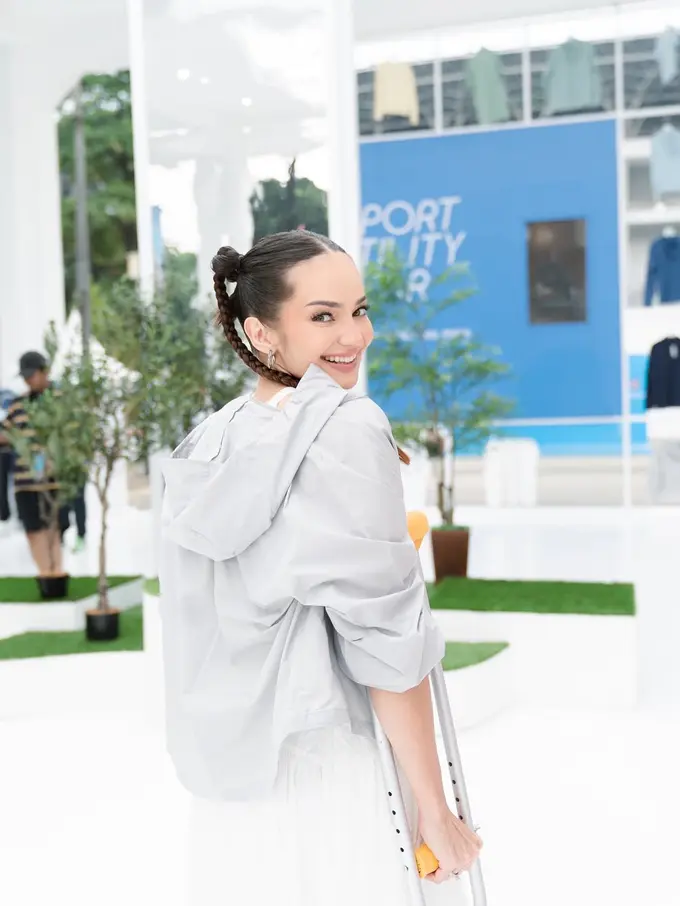 Gaya Sporty Feminin Enzy Storia, Tetap On Point Meski Kaki Cedera