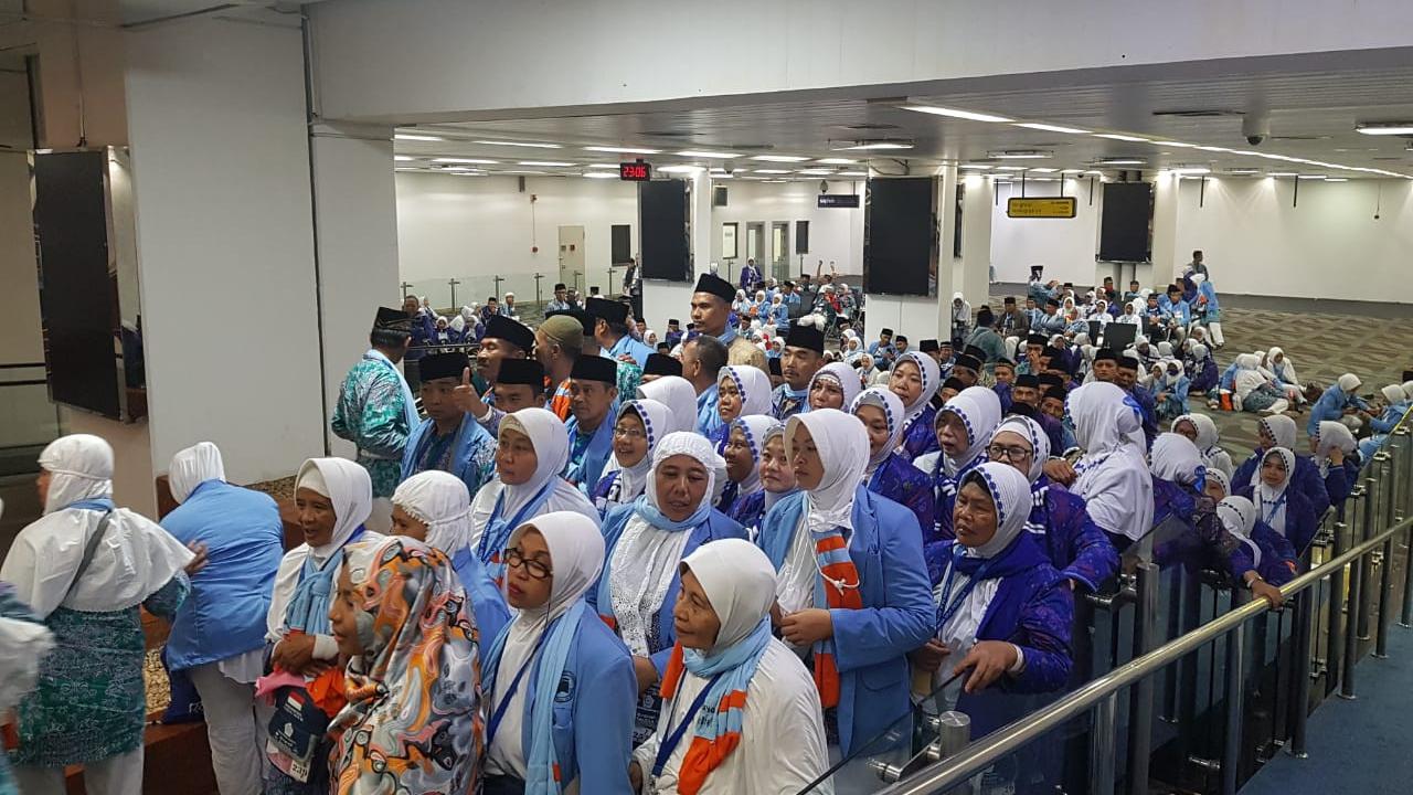 Ratusan jamaah haji asal Indonesia tengah mengantri sesaat sebelum naik pesawat. Garuda Indonesia mengaku, sudah menyelesaikan penerbangan haji dengan jumlah jamaah 107.959 orang.