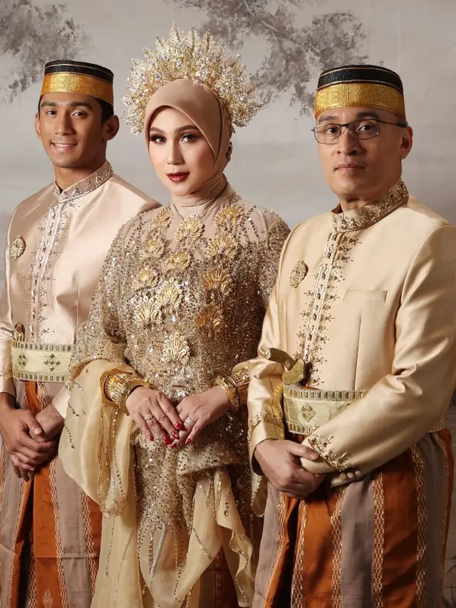 Daffa wardhana tampil gagah dalam baju adat bugis. (credit:instagram.com/marinizumarnisreal/aldiphotoofficial)
