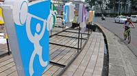 Logo cabang olahraga Angkat Besi Asian Games 2018 terpampang di Bundaran HI, Jakarta, (17/8/2017), Asian Games mengambil tema Energy Of Asia dan akan dibuka oleh Presiden Republik Indonesia Joko Widodo. (Bola.com/Nicklas Hanoatubun)