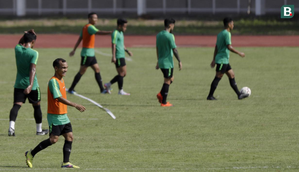 Pemain Timnas Indonesia, Riko Simanjuntak, tampak tersenyum saat latihan di Stadion Madya Senayan, Jakarta, Selasa (22/11). Latihan ini persiapan jelang laga Piala AFF 2018 menghadapi Filipina. (Bola.com/Yoppy Renato)