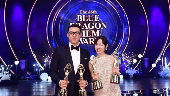 Pasutri Menang Bareng, Gaya Serasi Hyun Bin dan Son Ye Jin Blue Dragon Awards 2025
