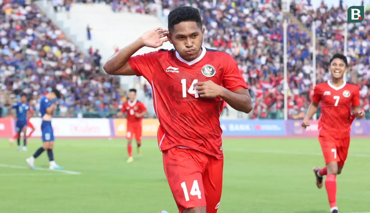 <p>Selebrasi gelandang Timnas Indonesia U-22, Fajar Fathur Rahman setelah mencetak gol ketiga Timnas Indonesia U-22 ke gawang Filipina pada laga pertama Grup A SEA Games 2023 di Olympic Stadium, Phnom Penh, Kamboja, Sabtu (29/4/2023). (Bola.com/Abdul Aziz)</p>
