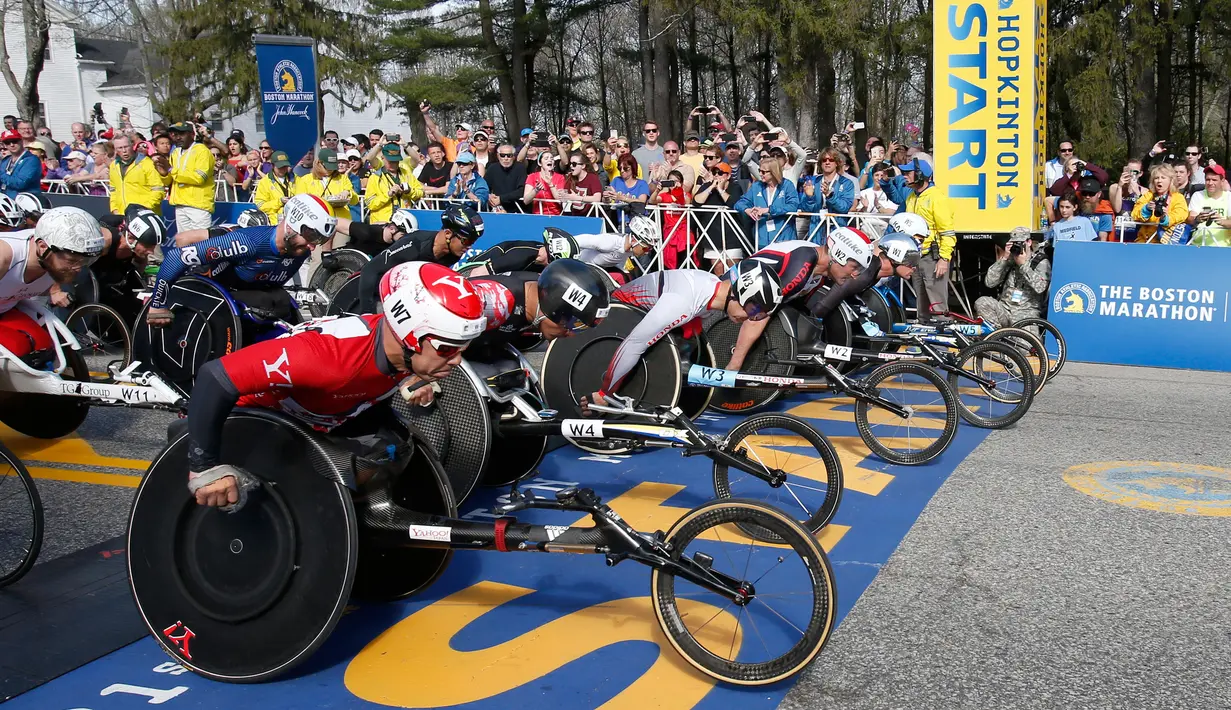 Para atlet dari berbagai negara bersiap di garis start untuk mengikuti kejuaraan balap kursi roda kategori pria dalam ajang Boston Marathon ke-121 di Boston, Senin (17/4). (AP Photo/Mary Schwalm)