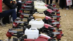 Warga desa membeli sejumlah mesin pertanian di Haiyuan, Zhongwei, Daerah Otonom Etnis Hui Ningxia, China, Selasa (22/9/2020). Pameran mesin pertanian meramaikan festival panen petani China. (Xinhua/Wang Peng)