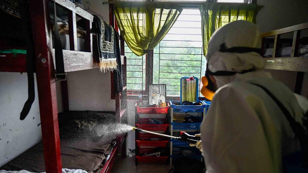 FOTO: Pencegahan Dini Flu, BPBD Aceh 'Cuci' Asrama Sekolah dengan Disinfektan